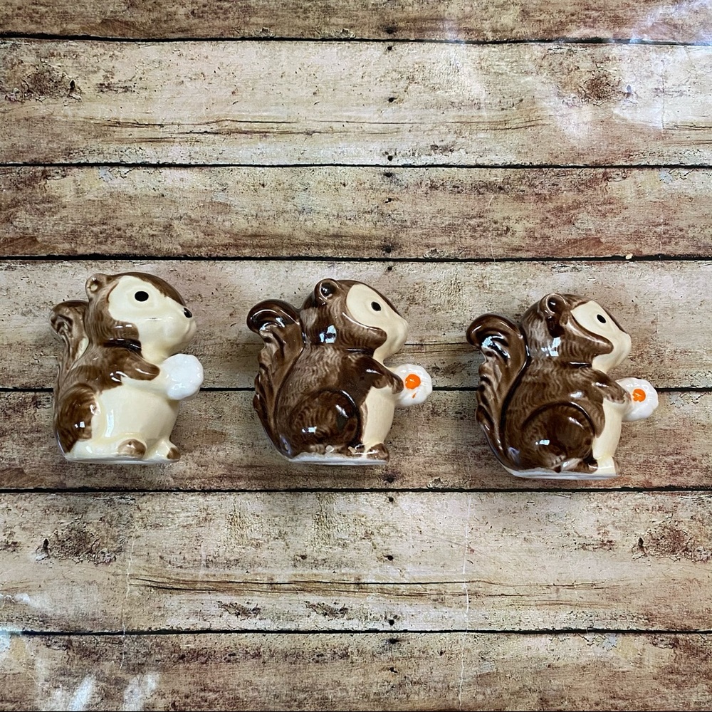 Vintage Made In Japan Squirrel With Flower Salt and Pepper Shakers - Picture 3 of 4